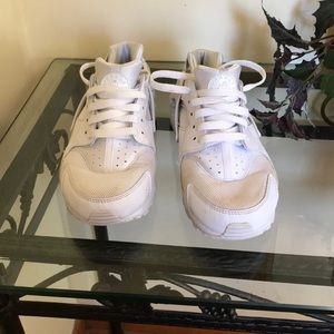White nike huarache shoes